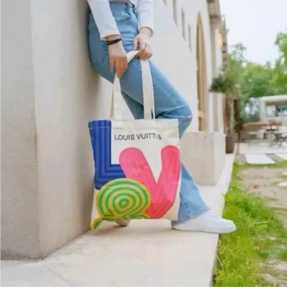 Louis Vuitton Tote - Picture 4 of 9